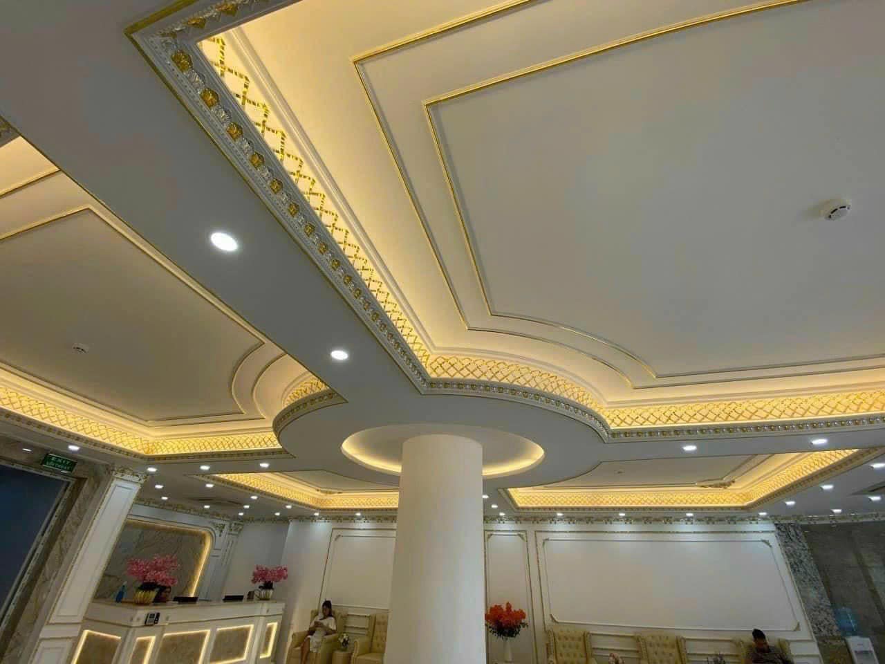 phào chỉ PU dát vàng gắn trần nhà