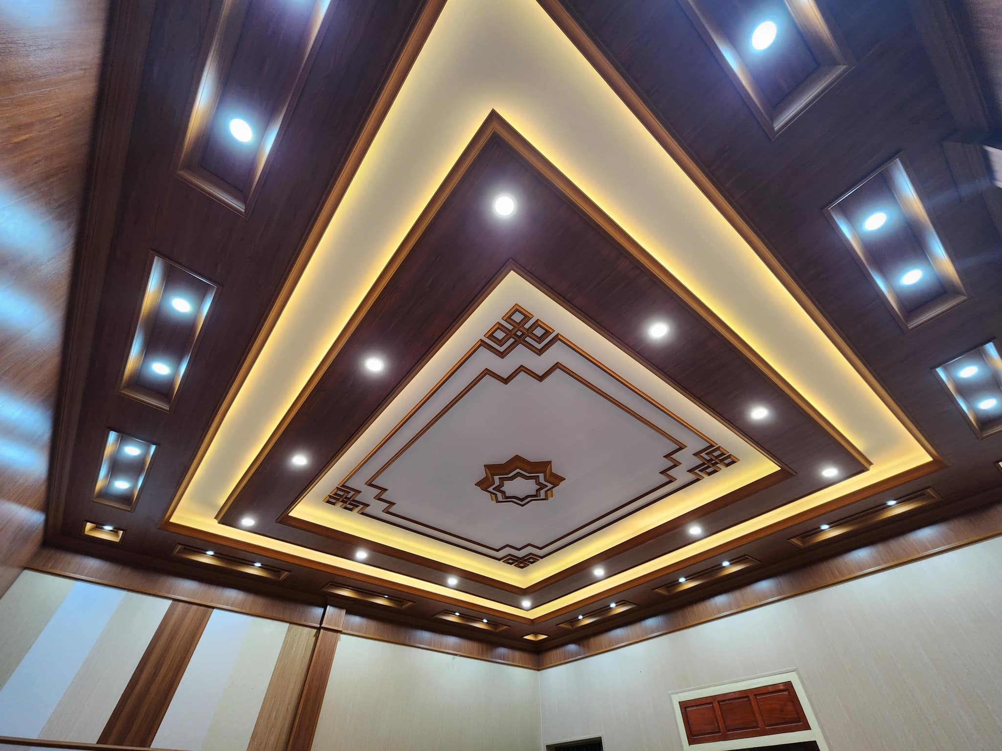 ngôi nhà trang trí bằng phào chỉ vân gỗ